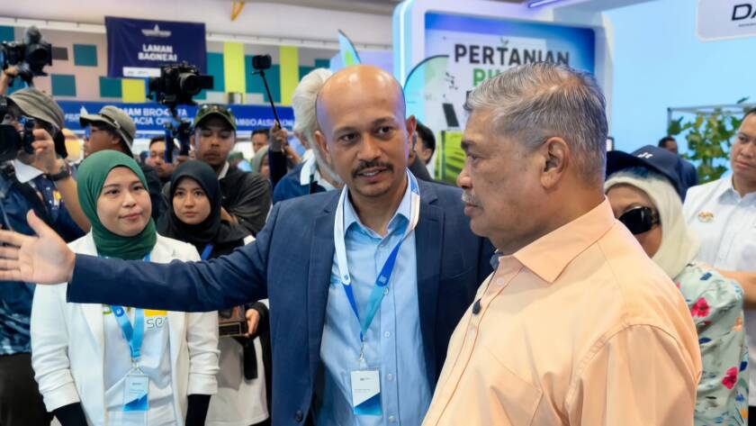 MKR Chief Executive Officer Khalili Rosly briefing the Minister of Agriculture and Food Security at MAHA 2026
