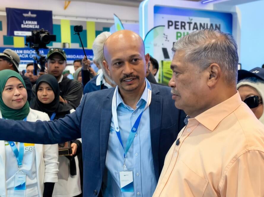 MKR Chief Executive Officer Khalili Rosly briefing the Minister of Agriculture and Food Security at MAHA 2026